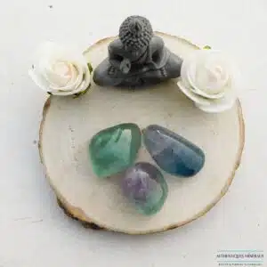 Pierre roulée fluorite et Bouddha décoratif avec deux roses blanches, décoration vitrine petits commerces.