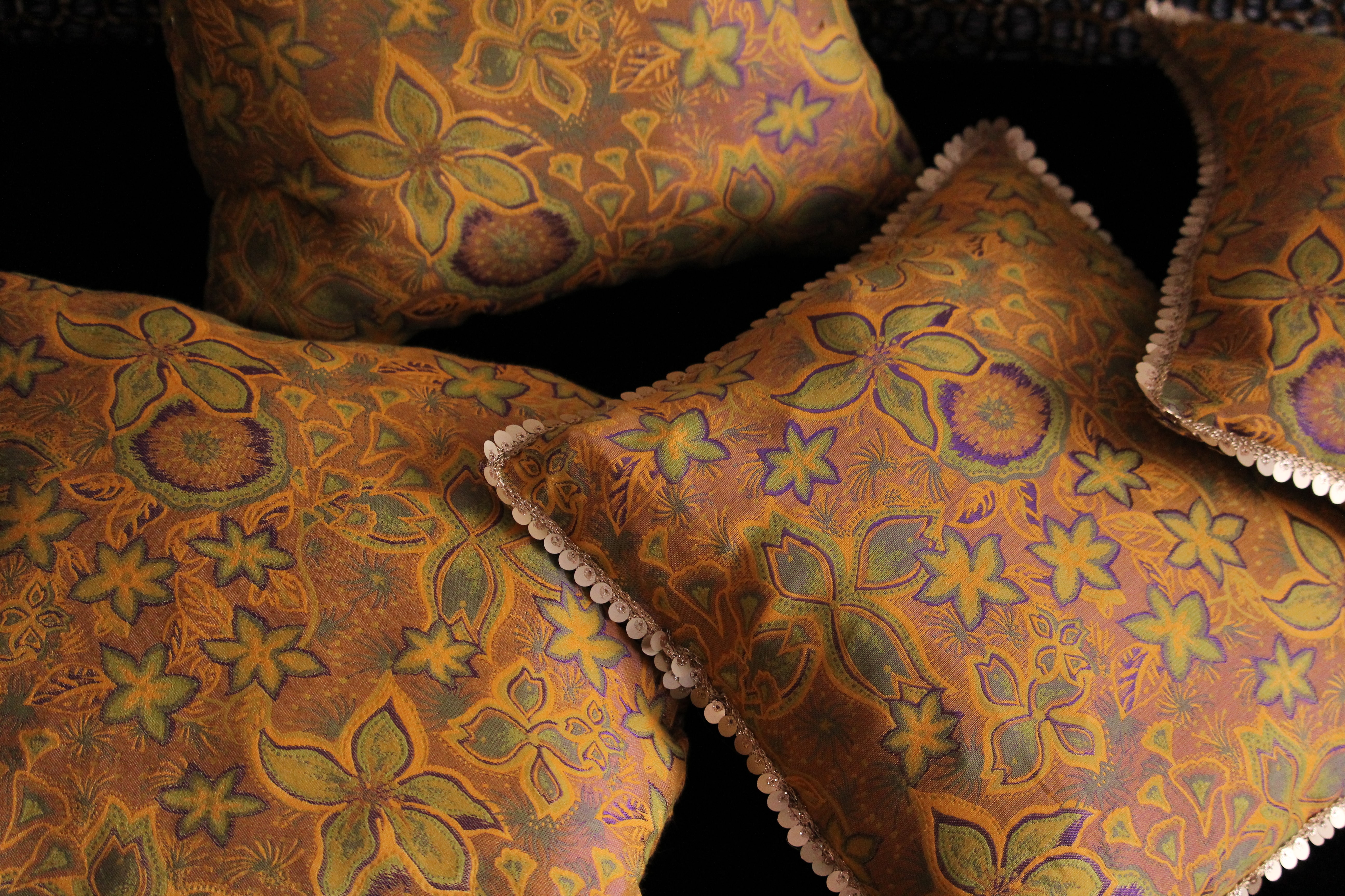 Coussin décoratif « Jardin Euphorique » en jacquard – ocre doré 1 Coussin décoratif « Jardin Euphorique » en jacquard – ocre doré