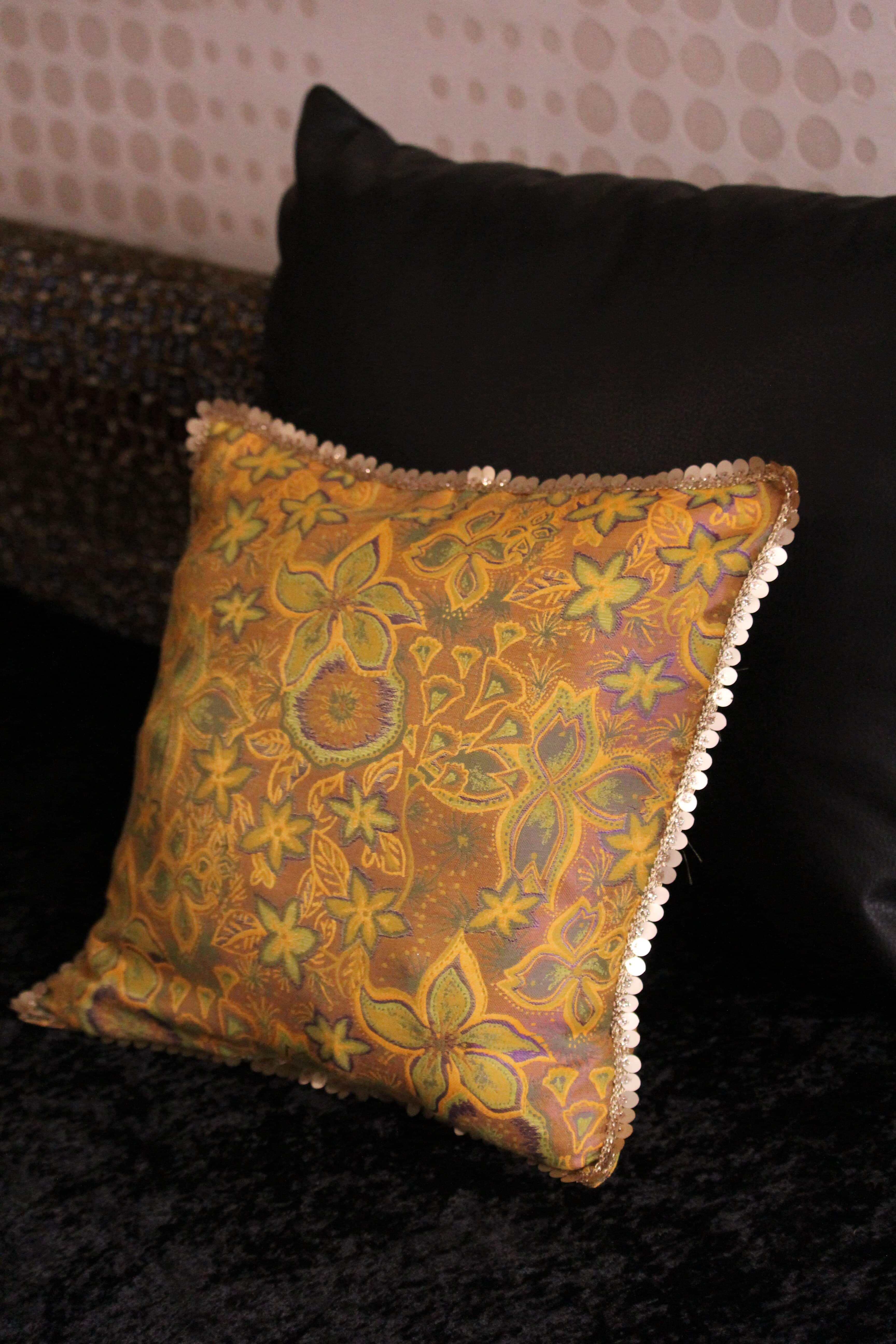 Coussin décoratif « Jardin Euphorique » en jacquard – ocre doré 2 Coussin décoratif « Jardin Euphorique » en jacquard – ocre doré – Image 2