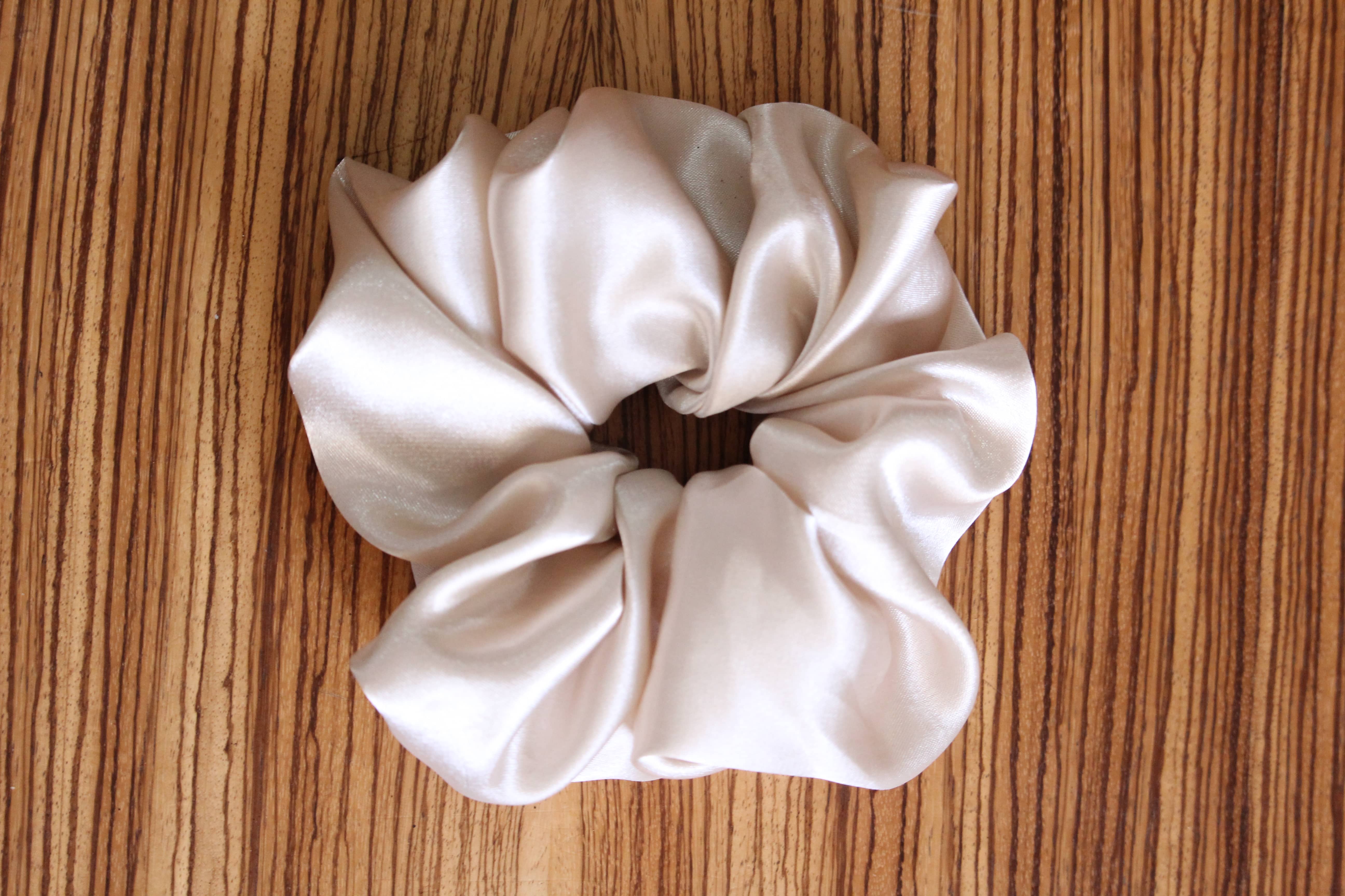 Chouchou cheveux en satin duchesse 4 Chouchou cheveux en satin duchesse – Image 4