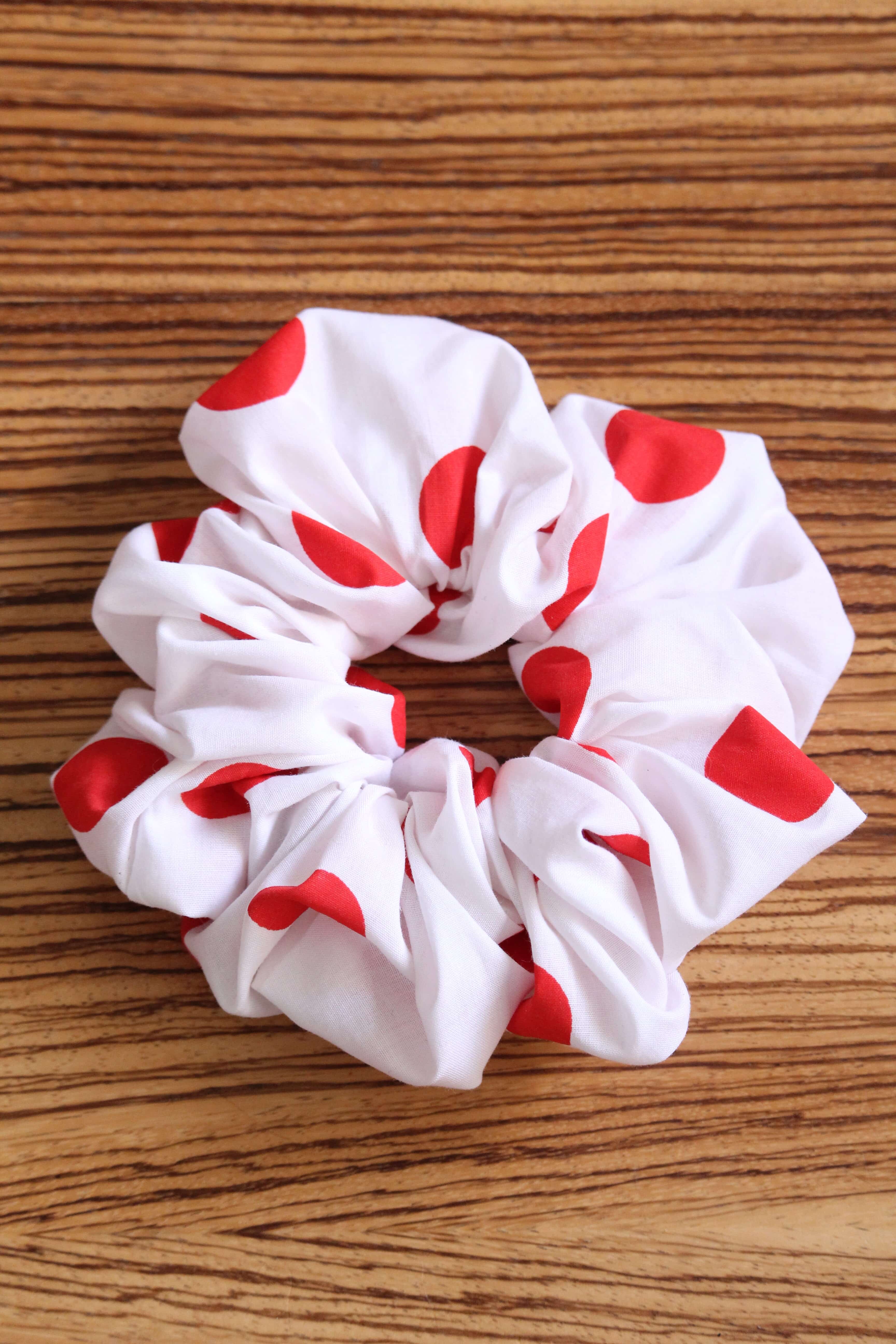 Chouchou cheveux à pois rouges 3 Chouchou cheveux à pois rouges – Image 3