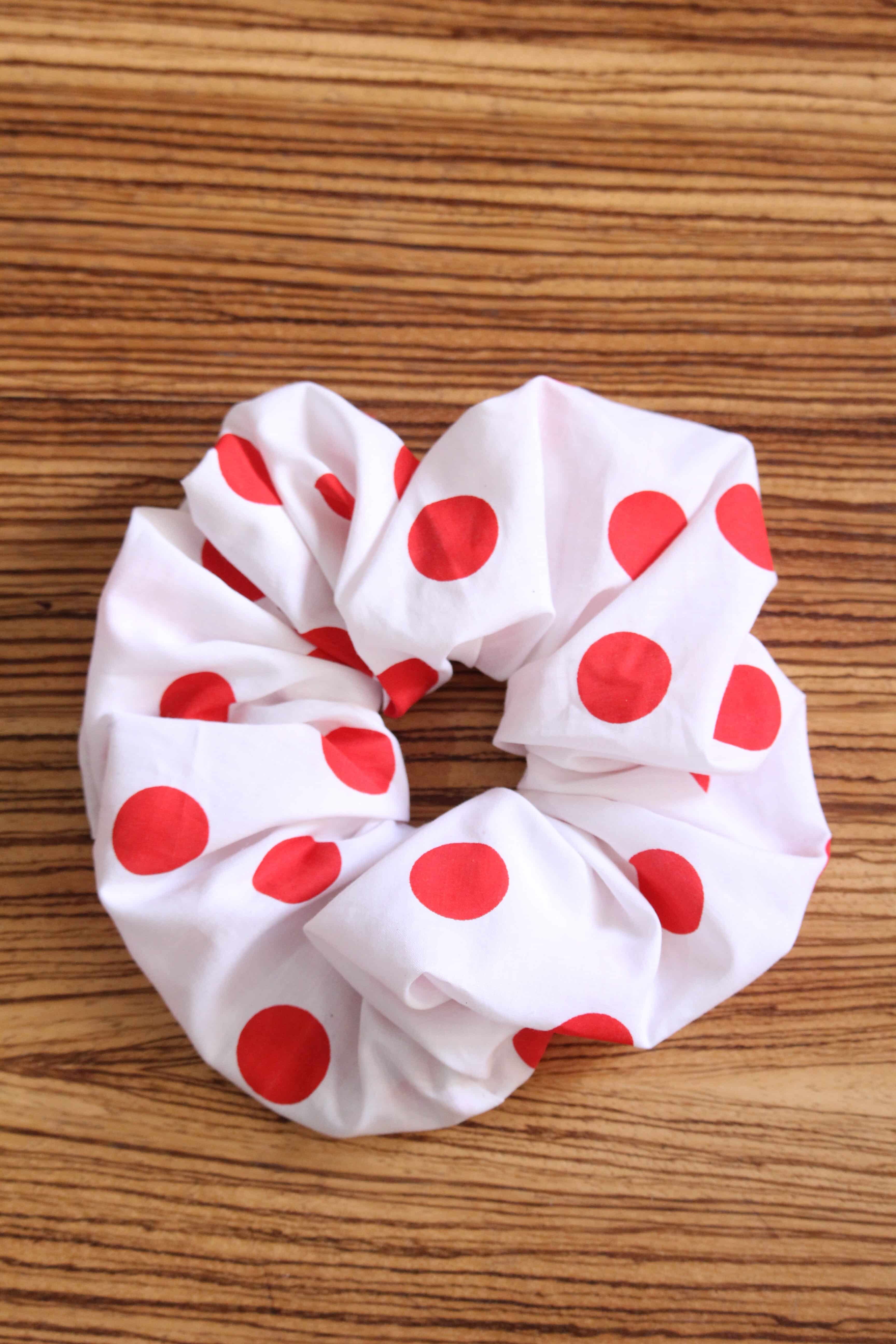 Chouchou cheveux à pois rouges 2 Chouchou cheveux à pois rouges – Image 2