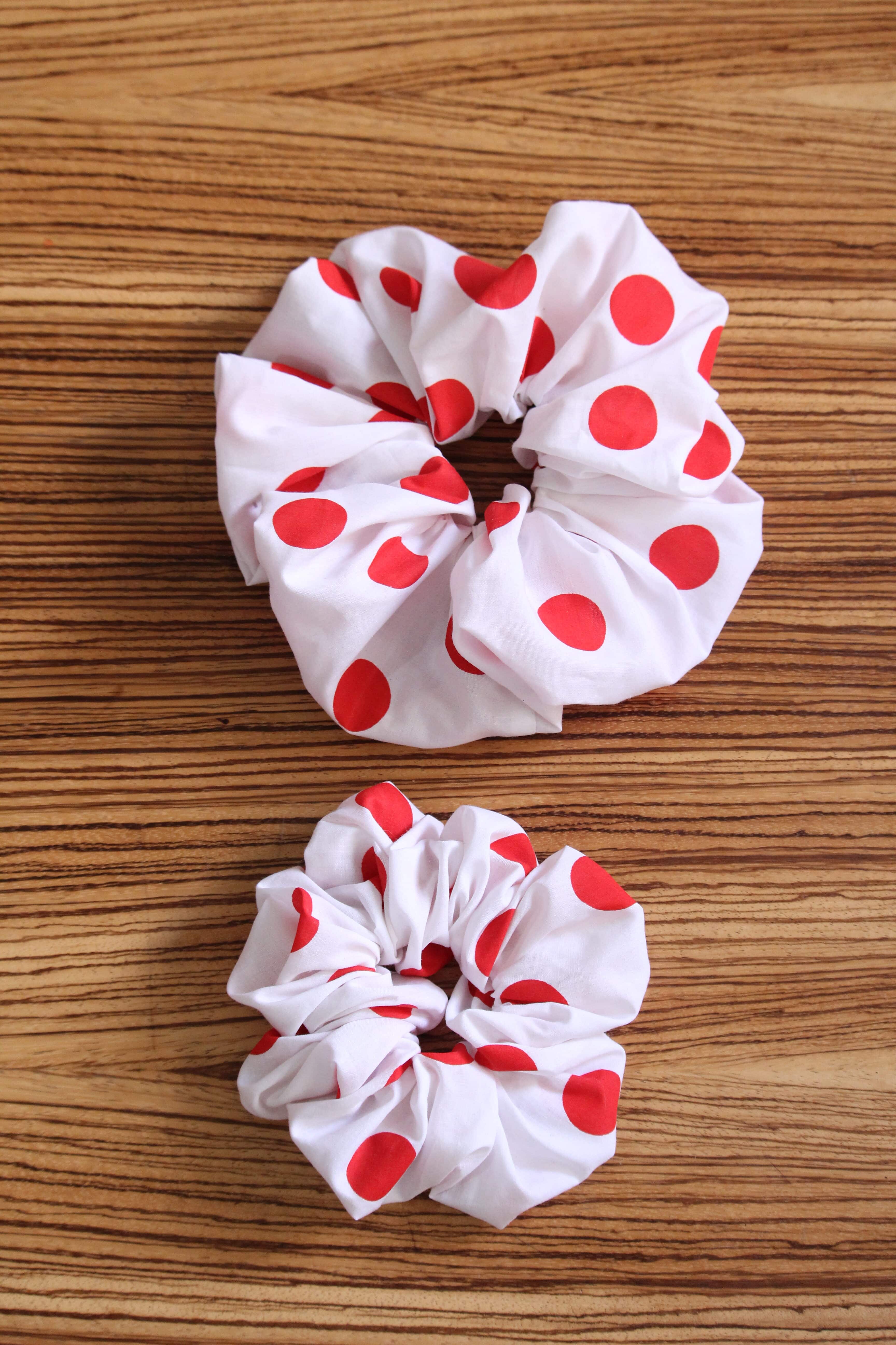 Chouchou cheveux à pois rouges 1 Chouchou cheveux à pois rouges