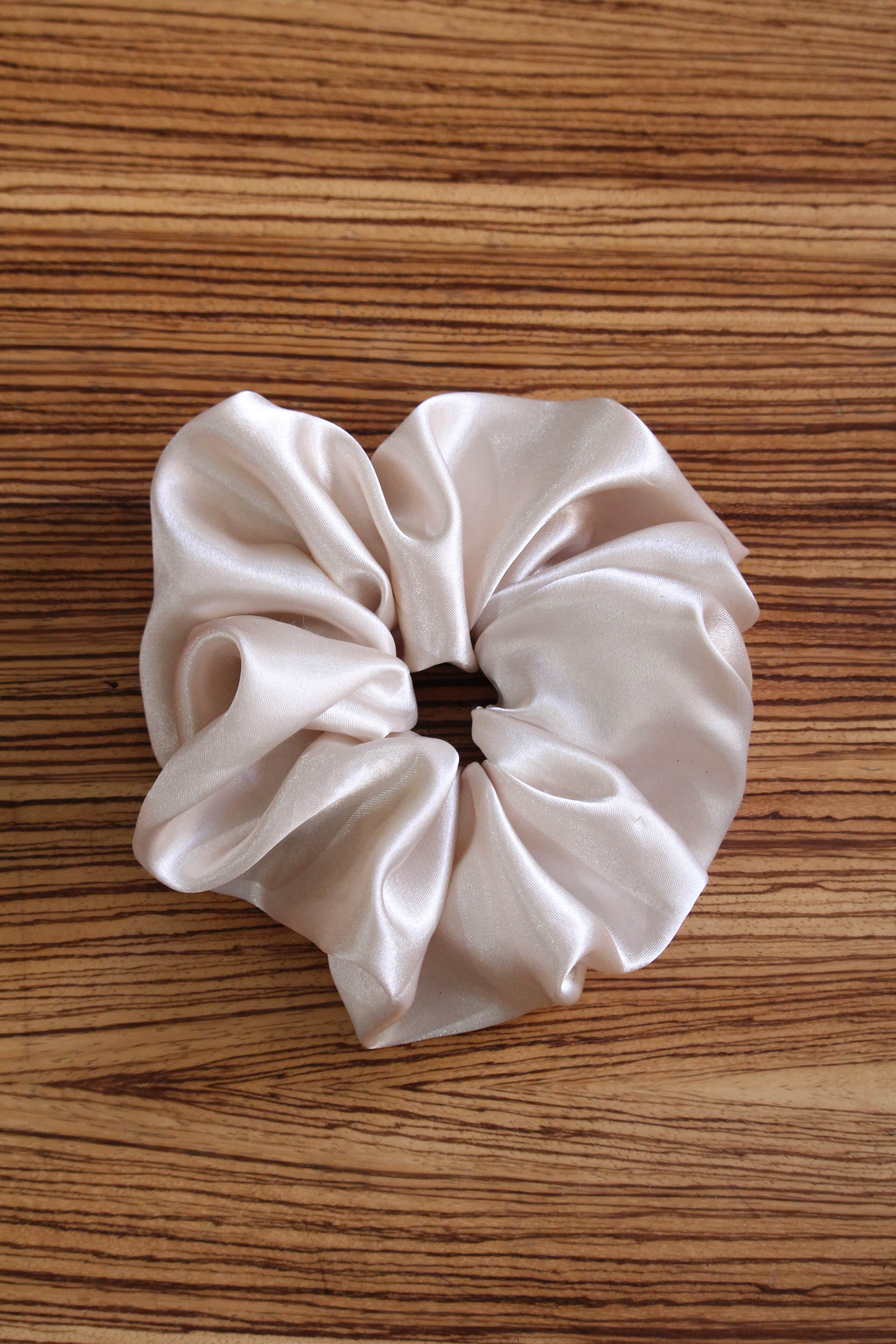 Chouchou cheveux en satin duchesse 2 Chouchou cheveux en satin duchesse – Image 2