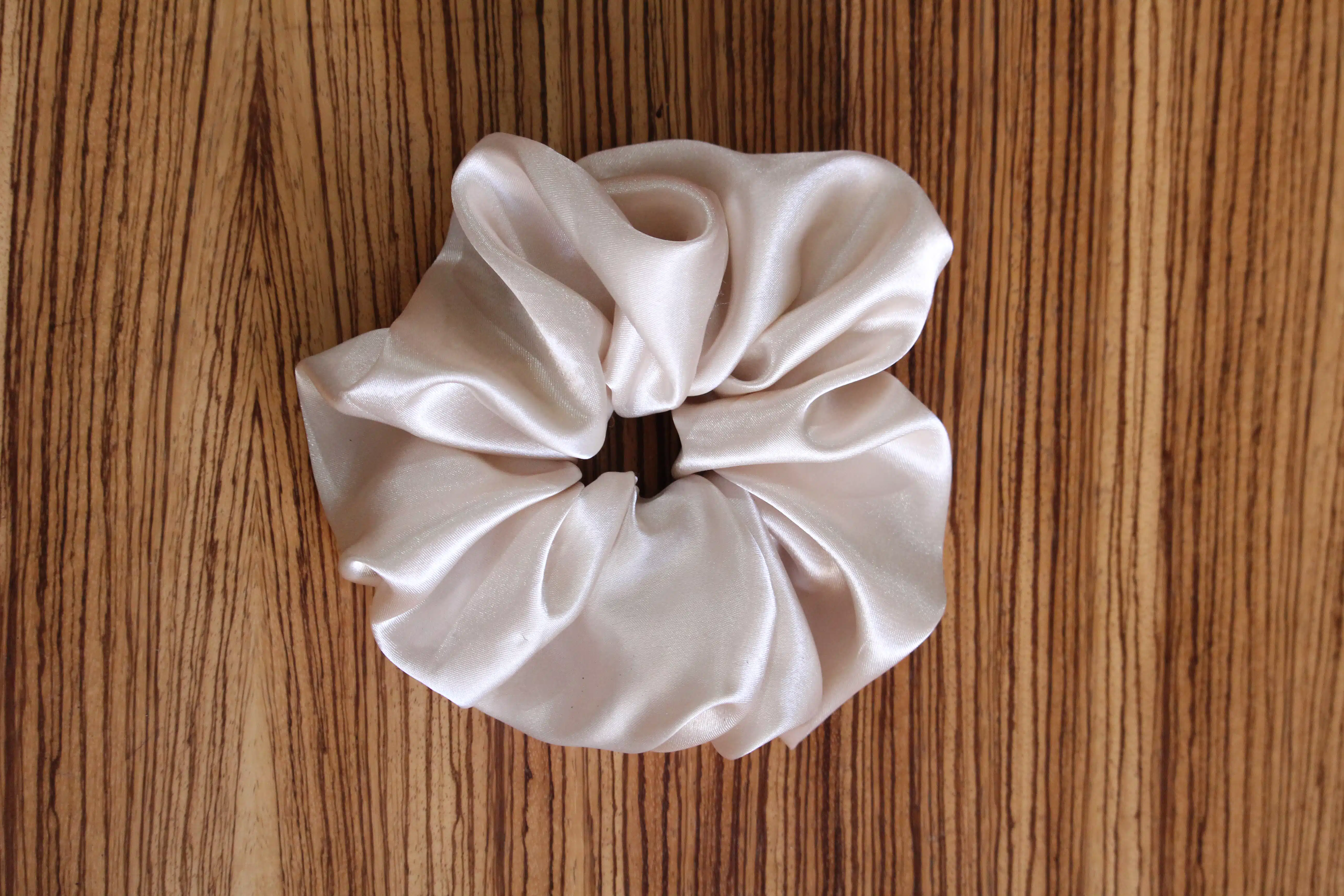 Chouchou cheveux en satin duchesse 2 Chouchou cheveux en satin duchesse – Image 2