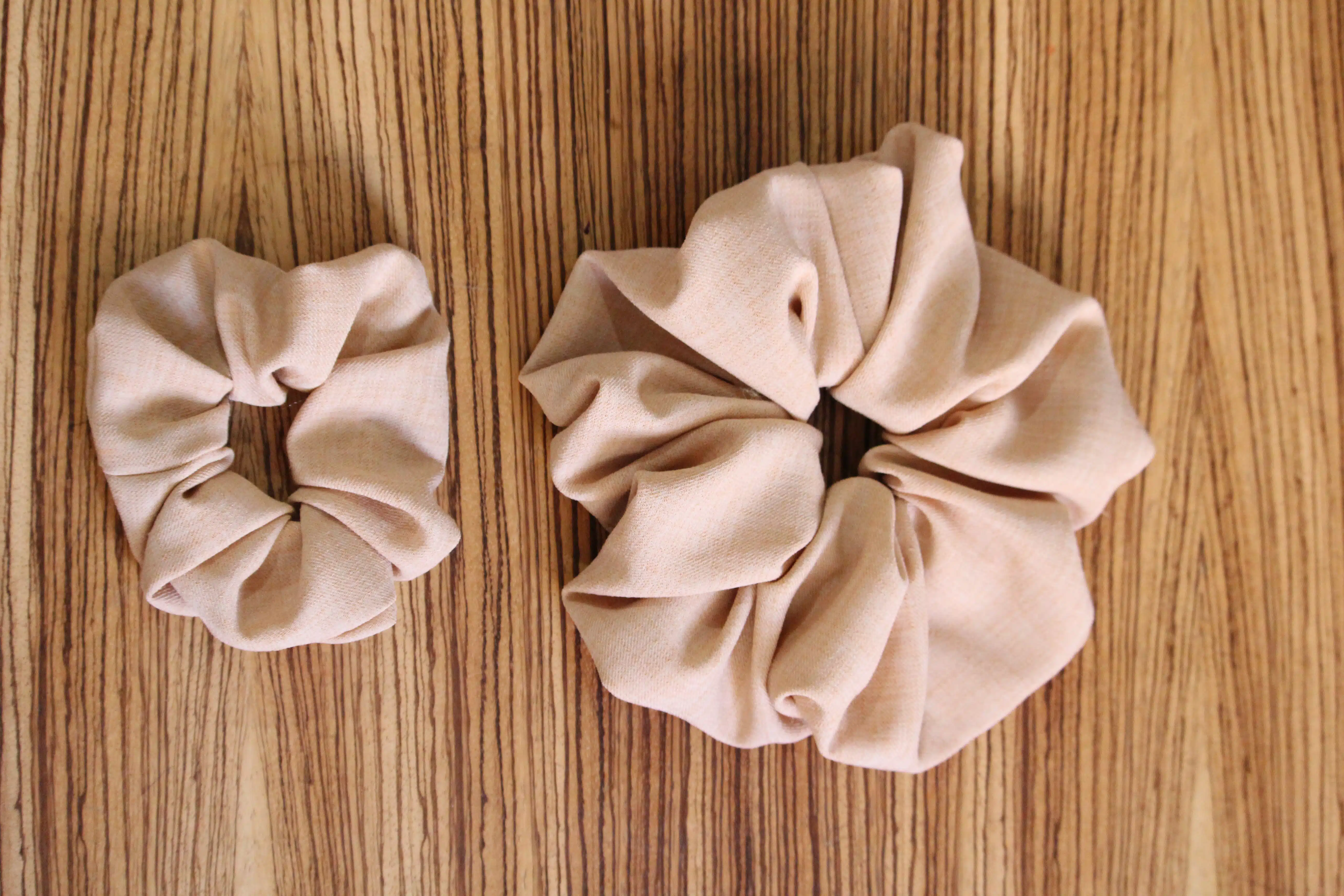 Chouchou cheveux en toile viscose-lin camel 1 Chouchou cheveux en toile viscose-lin camel