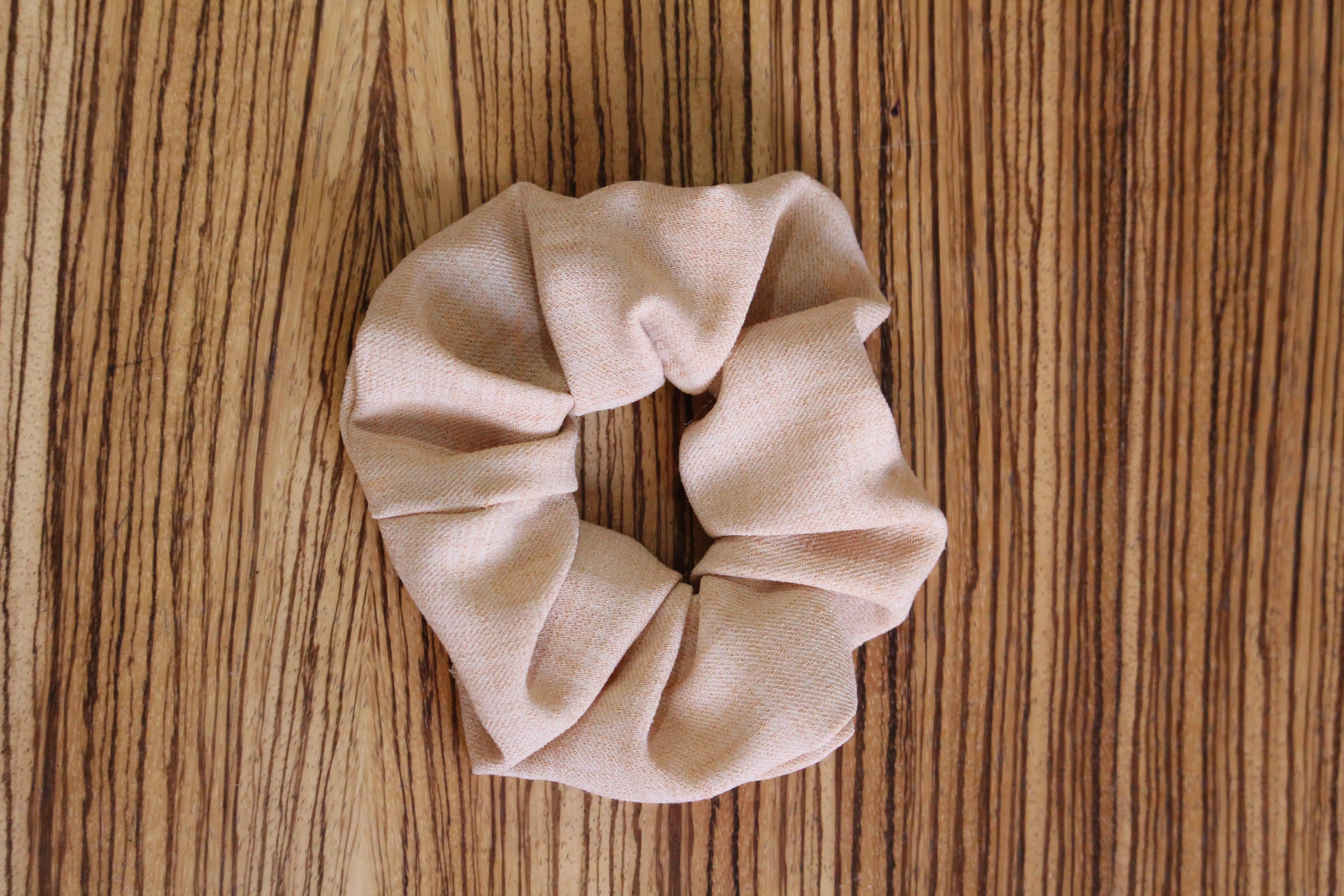 Chouchou cheveux en toile viscose-lin camel 2 Chouchou cheveux en toile viscose-lin camel – Image 2