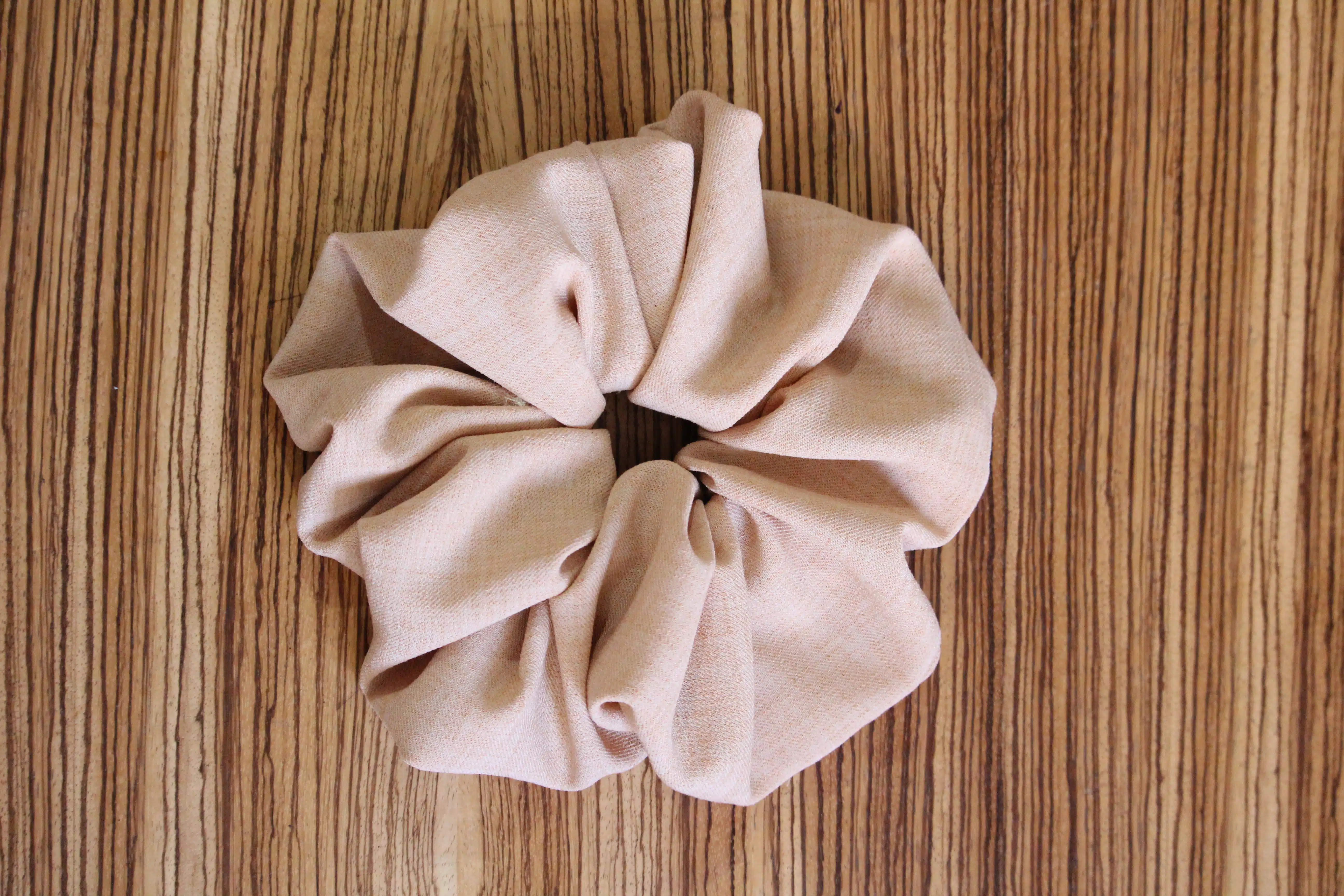 Chouchou cheveux en toile viscose-lin camel 3 Chouchou cheveux en toile viscose-lin camel – Image 3