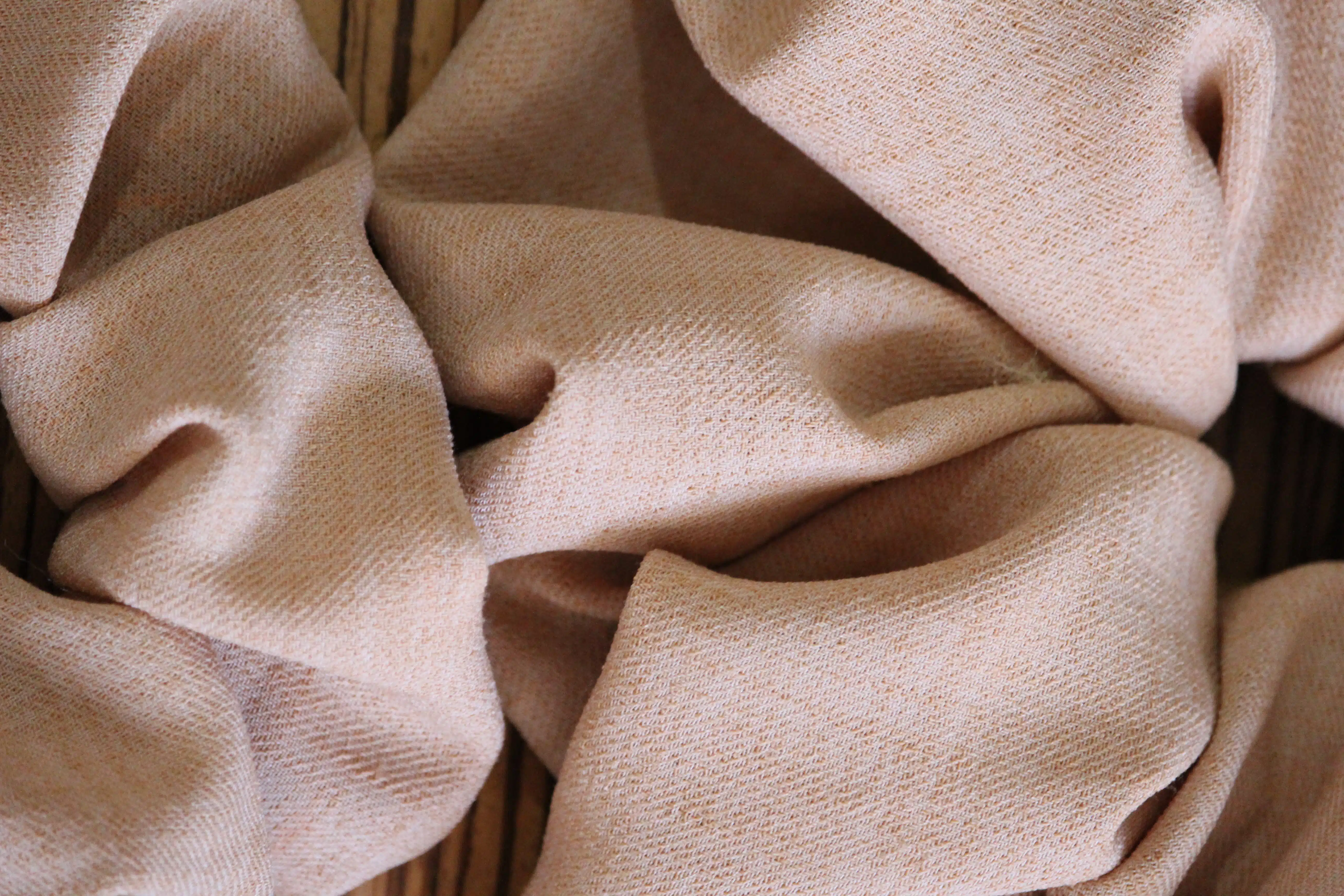 Chouchou cheveux en toile viscose-lin camel 4 Chouchou cheveux en toile viscose-lin camel – Image 4