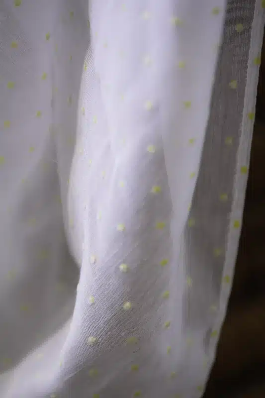 Foulard blanc à pois jaunes en voile plumetis 5 Foulard blanc à pois jaunes en voile plumetis – Image 5