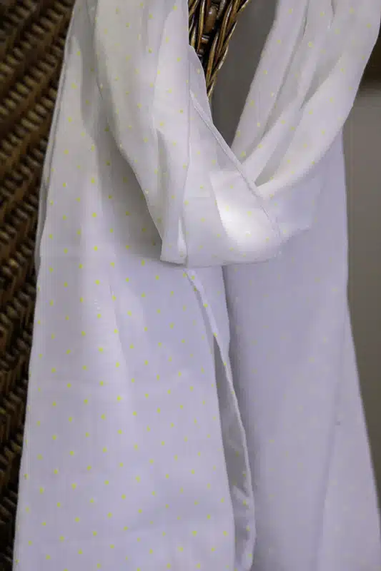 Foulard blanc à pois jaunes en voile plumetis 4 Foulard blanc à pois jaunes en voile plumetis – Image 4