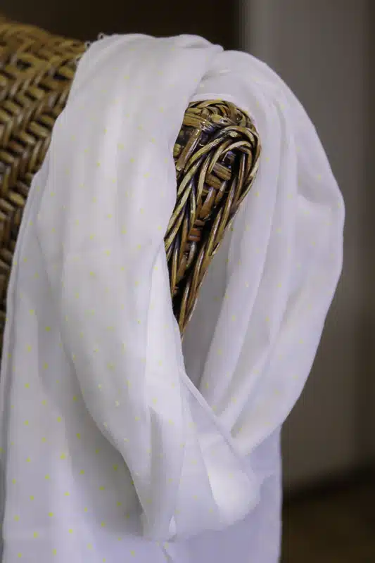 Foulard blanc à pois jaunes en voile plumetis 1 Foulard blanc à pois jaunes en voile plumetis