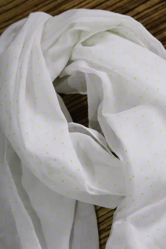 Foulard blanc à pois jaunes en voile plumetis 3 Foulard blanc à pois jaunes en voile plumetis – Image 3