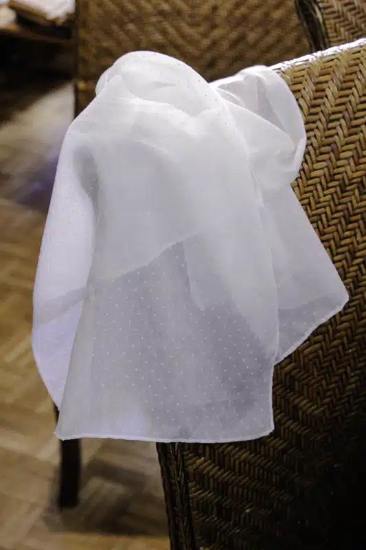 Foulard blanc à pois jaunes en voile plumetis 2 Foulard blanc à pois jaunes en voile plumetis – Image 2
