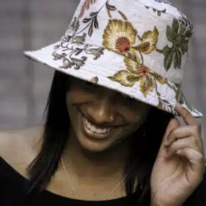 Bob fleuri blanc en tissu ameublement