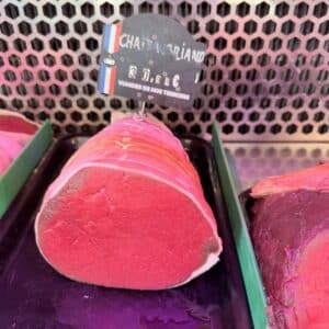 Morceau de bœuf Chateaubriand cru exposé en vitrine de boucherie avec étiquette française.