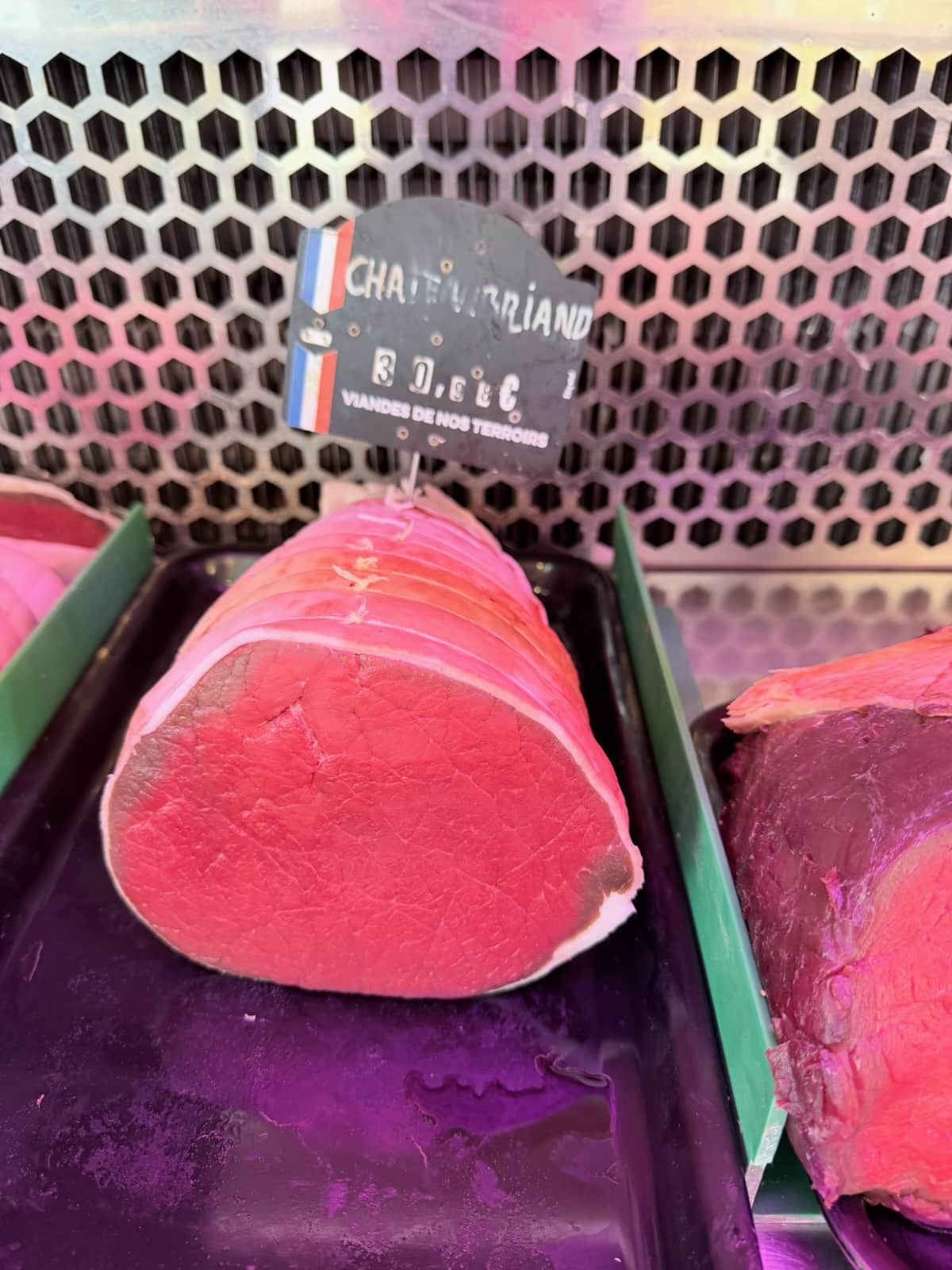 Chateaubriand de bœuf 1 Morceau de bœuf Chateaubriand cru exposé en vitrine de boucherie avec étiquette française.