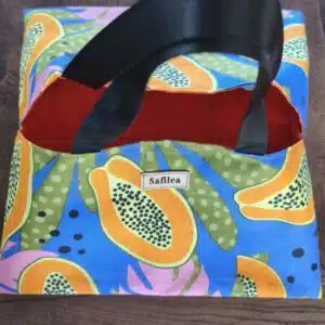 Sac cabas en tissu coloré motif papaye, poignées noires, doublure rouge, étiquette Safilea devant.