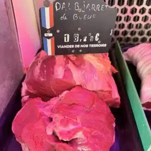 Morceaux de viande de bœuf crus présentés en barquette, étiquette affichant prix et provenance française.