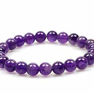 Bracelet élastique en perles violettes polies rondes posé en cercle sur fond blanc, bijou tendance.