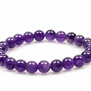Bracelet élastique en perles violettes polies rondes posé en cercle sur fond blanc, bijou tendance.