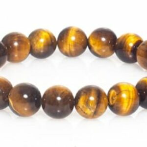 Bracelet en perles œil de tigre polies, disposé en cercle sur fond blanc, bijou naturel.