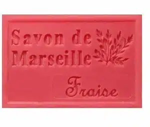 Savon rose rectangulaire Savon de Marseille Fraise avec motif plante, produit naturel, hygiène artisanale.
