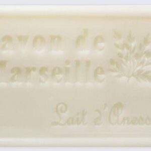 Savon de Marseille rectangulaire Lait d'Anesse avec inscription embossée et motif branche feuillue.