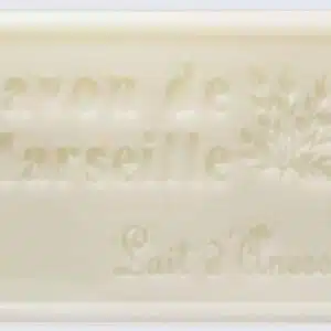 Savon de Marseille rectangulaire Lait d'Anesse avec inscription embossée et motif branche feuillue.
