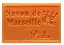Pain de savon orange rectangulaire Savon de Marseille Pêche avec motif feuille, produit naturel artisanal.