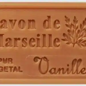 Savon de Marseille Pur Vegetal Vanille rectangulaire avec motif feuille, pain artisanal naturel.