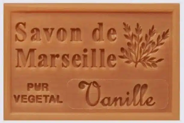 Savon de Marseille - Vanille 1 Savon de Marseille Pur Vegetal Vanille rectangulaire avec motif feuille, pain artisanal naturel.