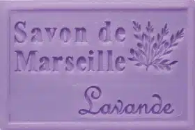 Savon de Marseille lavande rectangulaire violet, motif brin de lavande, savon artisanal français naturel.