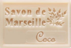 Savon de Marseille beige avec gravure "Coco" et motif branche, savon artisanal naturel français.