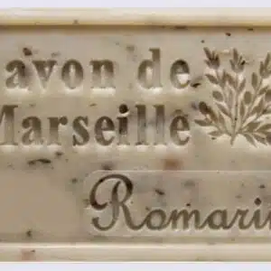 Savon de Marseille Romarin beige, motif d'herbes, points visibles ; savon artisanal naturel pour soins bio.