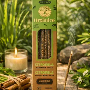 Une boîte d’encens à la citronnelle, un bâton d’encens allumé, une bougie et de la cannelle posés sur une table en terrasse.
