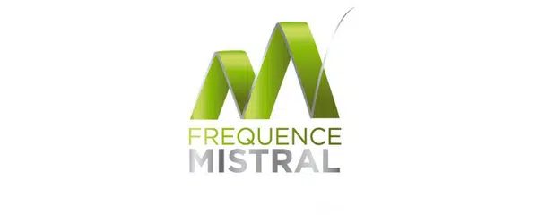 Logo FREQUENCE MISTRAL, ruban M vert et gris sur fond blanc, identité visuelle d'une radio locale.