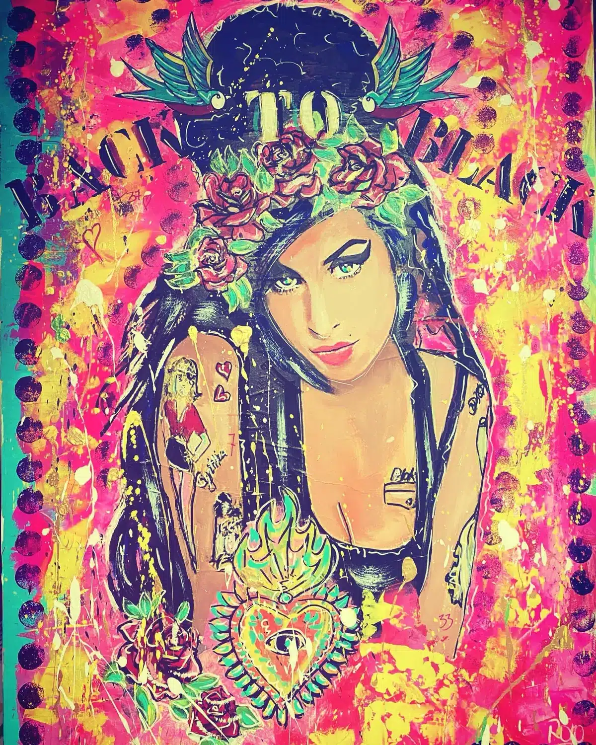 Tableau portrait Amy Winehouse, 1 Peinture colorée représentant une femme tatouée, aux cheveux noirs, portant une couronne de fleurs, avec un motif en forme de cœur et un texte en arrière-plan.