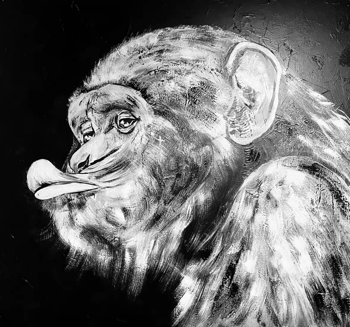Maxime Tableau chimpanzé noir et blanc 1 Peinture en noir et blanc représentant un chimpanzé de profil tirant la langue, sur fond sombre, art animalier.