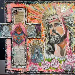 Œuvre représentant Jésus, réalisée en techniques mixtes, avec des croix, des roses, des symboles religieux, un texte en espagnol et des couleurs éclatantes.