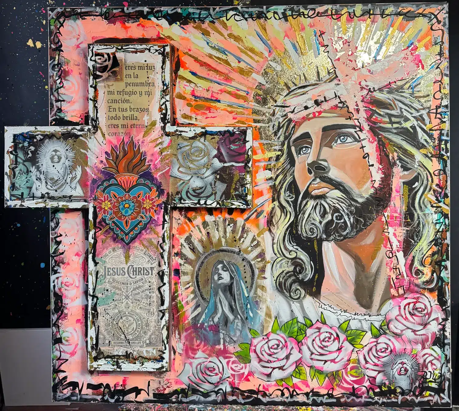 Jésus, My Lord – Tableau Jésus Christ 1 Œuvre représentant Jésus, réalisée en techniques mixtes, avec des croix, des roses, des symboles religieux, un texte en espagnol et des couleurs éclatantes.