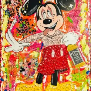 Tatouage représentant un personnage de dessin animé « Souris » tenant une bouteille et une cigarette, sur fond de graffitis colorés, dans une ambiance urbaine.