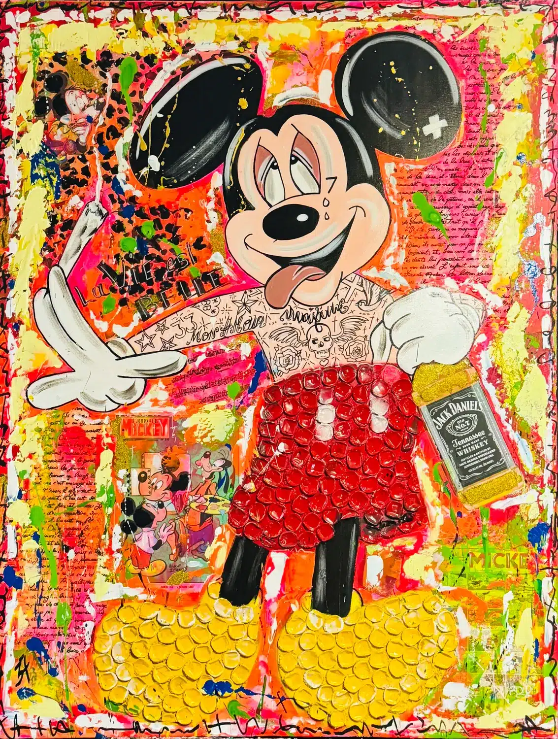 La vie est belle – Tableau pop art technique mixte, capsules écrasées et collage 1 Tatouage représentant un personnage de dessin animé « Souris » tenant une bouteille et une cigarette, sur fond de graffitis colorés, dans une ambiance urbaine.