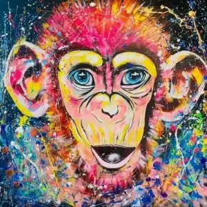 Peinture abstraite colorée représentant un visage de singe, aux yeux bleus et aux grandes oreilles, sur un fond éclaboussé de peinture.