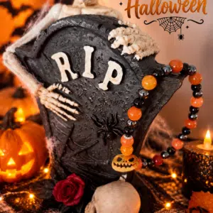 Accueil 9 Bracelet d'Halloween composé de perles orange et noires, orné d'une breloque en forme de citrouille montée sur un support en forme de tombe.
