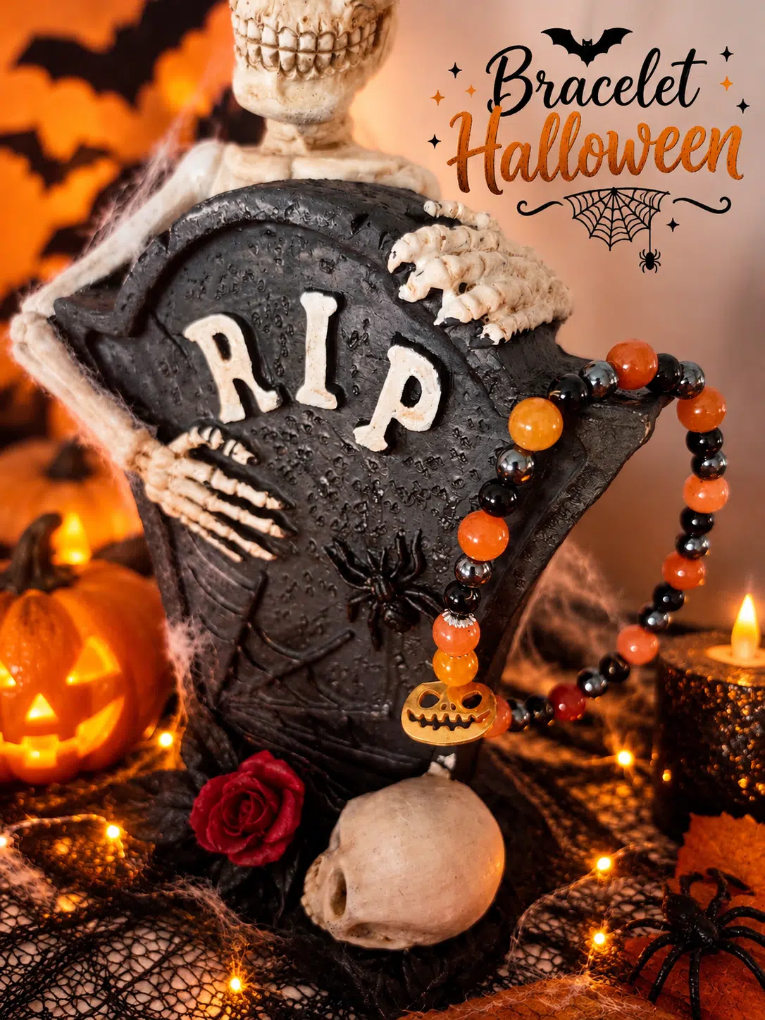 Bracelet Halloween 1 Bracelet d'Halloween composé de perles orange et noires, orné d'une breloque en forme de citrouille montée sur un support en forme de tombe.