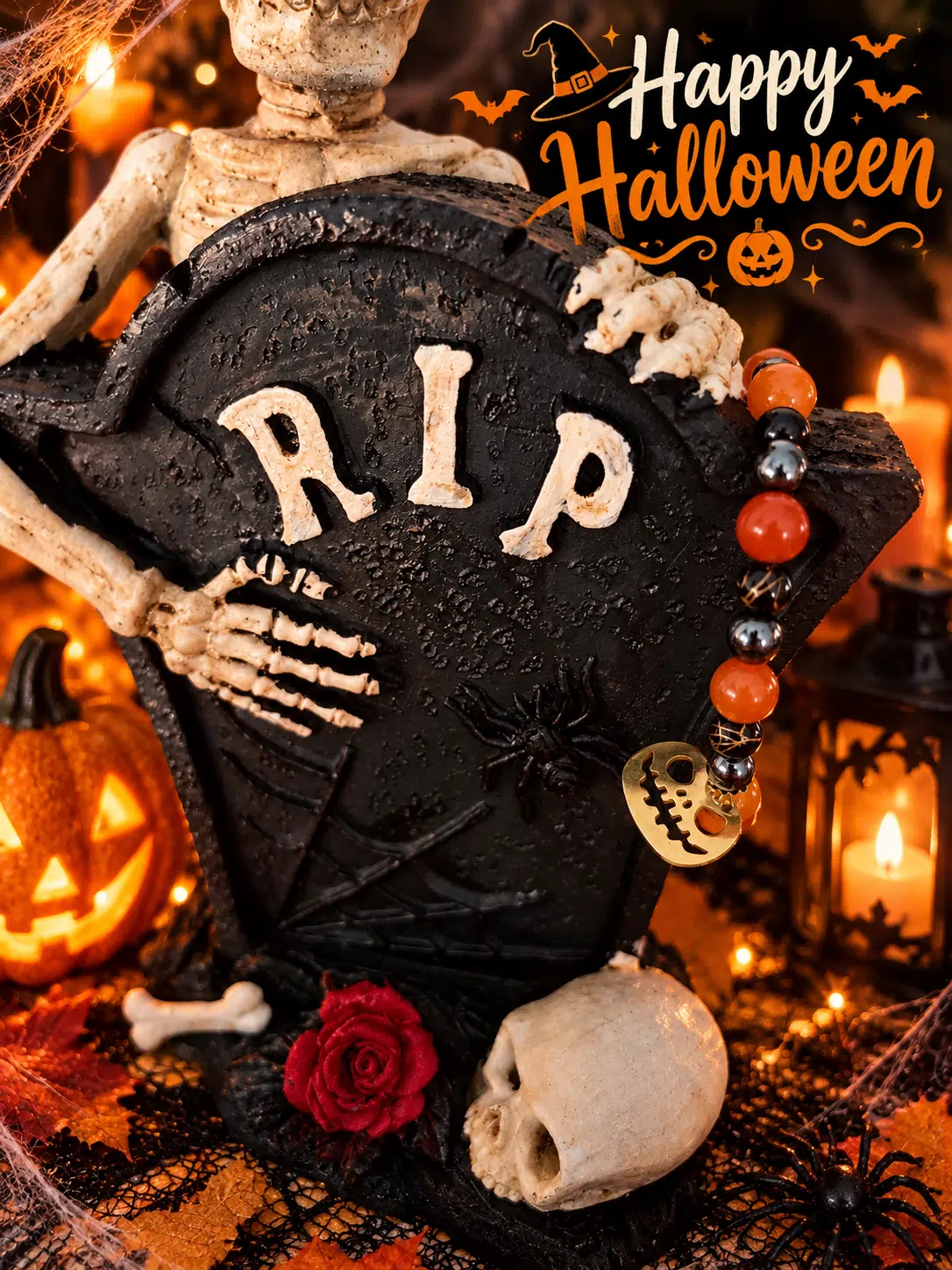 Bracelet Halloween 3 Squelette appuyé contre une pierre tombale portant l'inscription RIP, une citrouille, un crâne et le texte Happy Halloween.