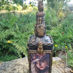 Accueil 11 Bouteille décorative Steampunk – Femme & Chouette – Pièce unique