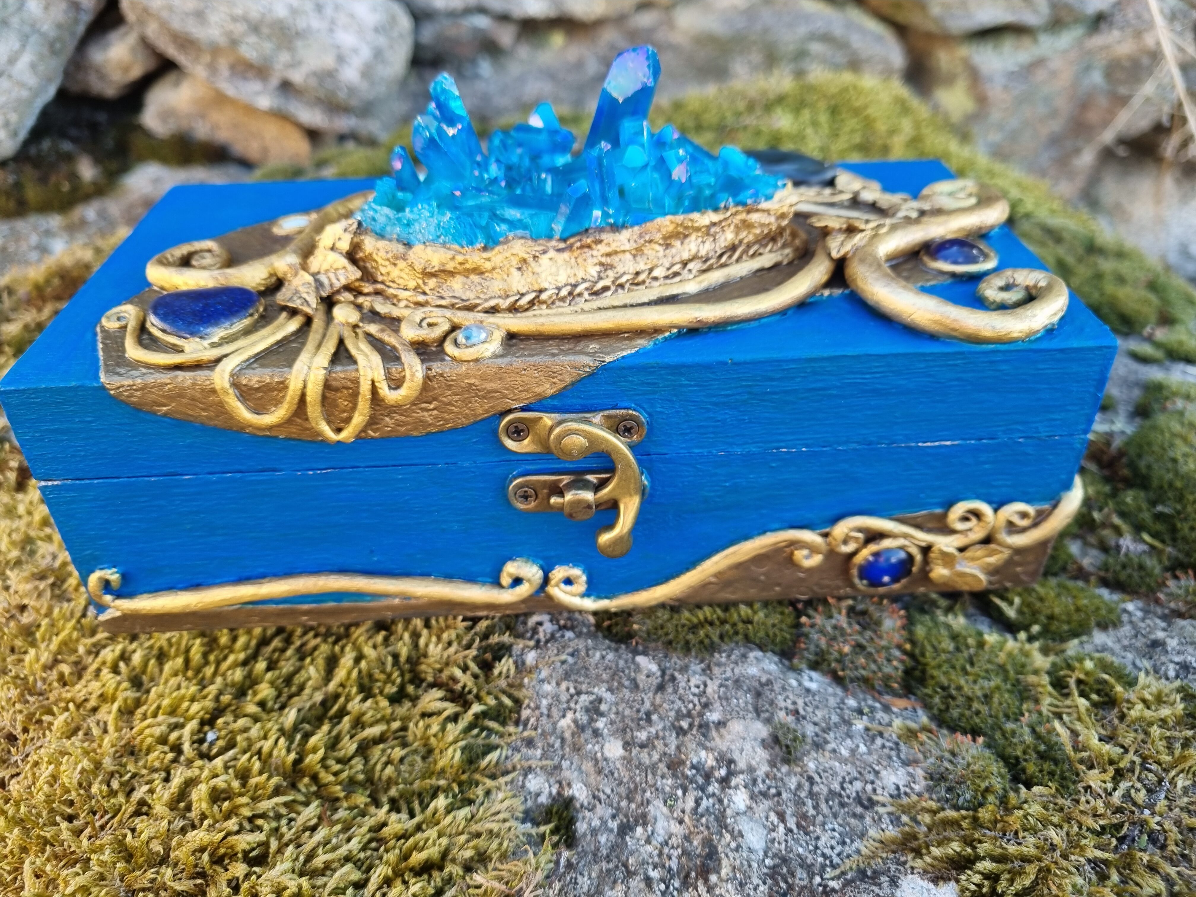 Coffret décoratif bleu & or – Cristaux – Pièce unique artisanale 10 Coffret décoratif bleu & or – Cristaux – Pièce unique artisanale – Image 10