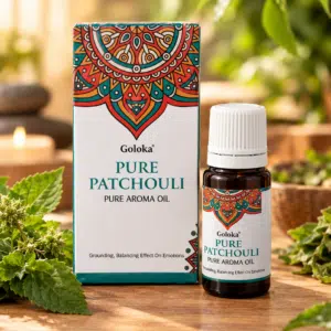 Flacon d'huile essentielle Goloka Pure Patchouli et son coffret décoratif posé sur un socle en bois.